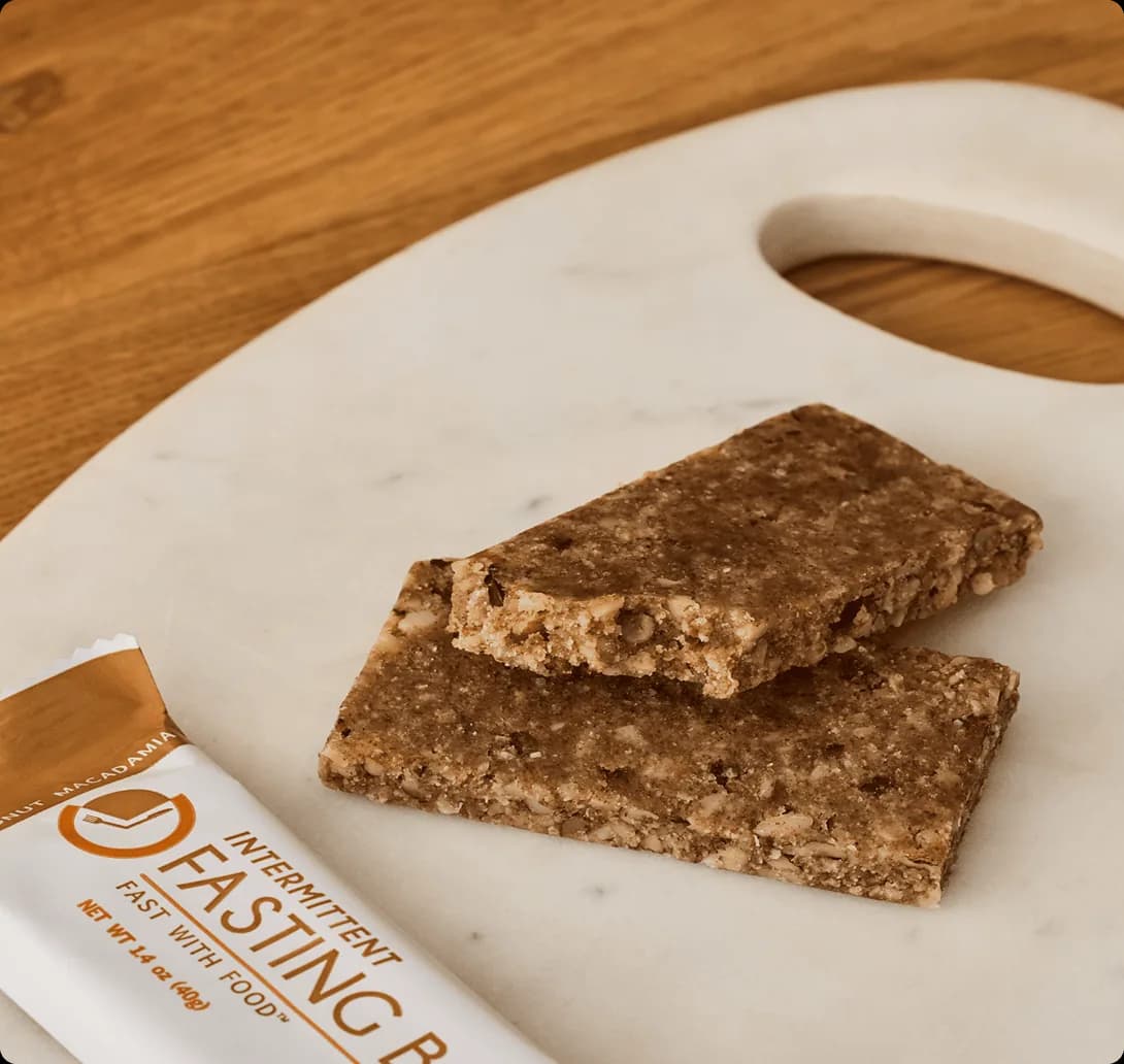 Розламаний батончик Fasting Bar на мармуровій дошці