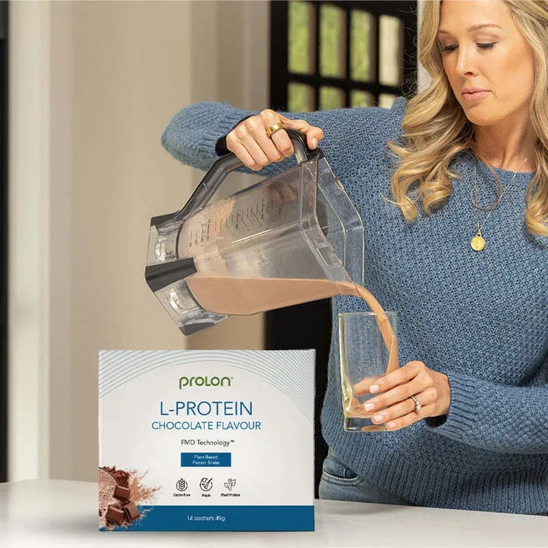 Приготування коктейлю L-Protein зі смаком шоколаду